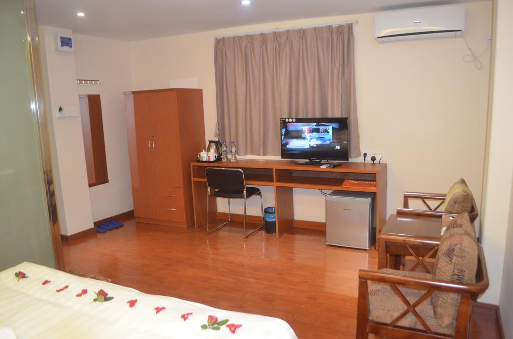 Good Luck Hotel Rangoon Buitenkant foto