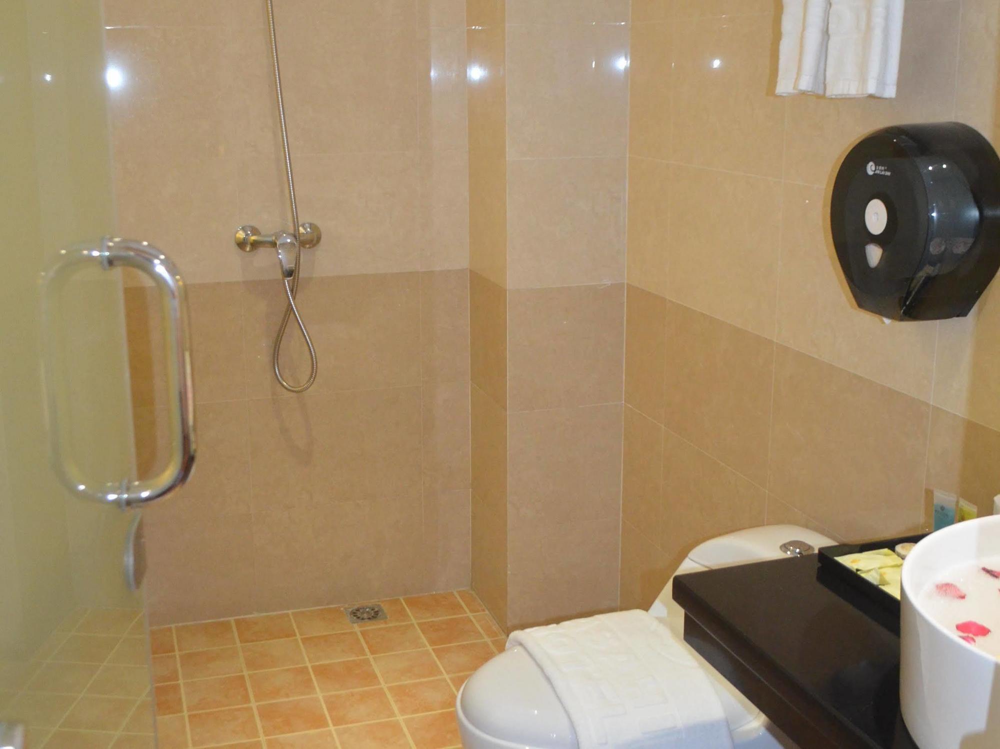 Good Luck Hotel Rangoon Buitenkant foto