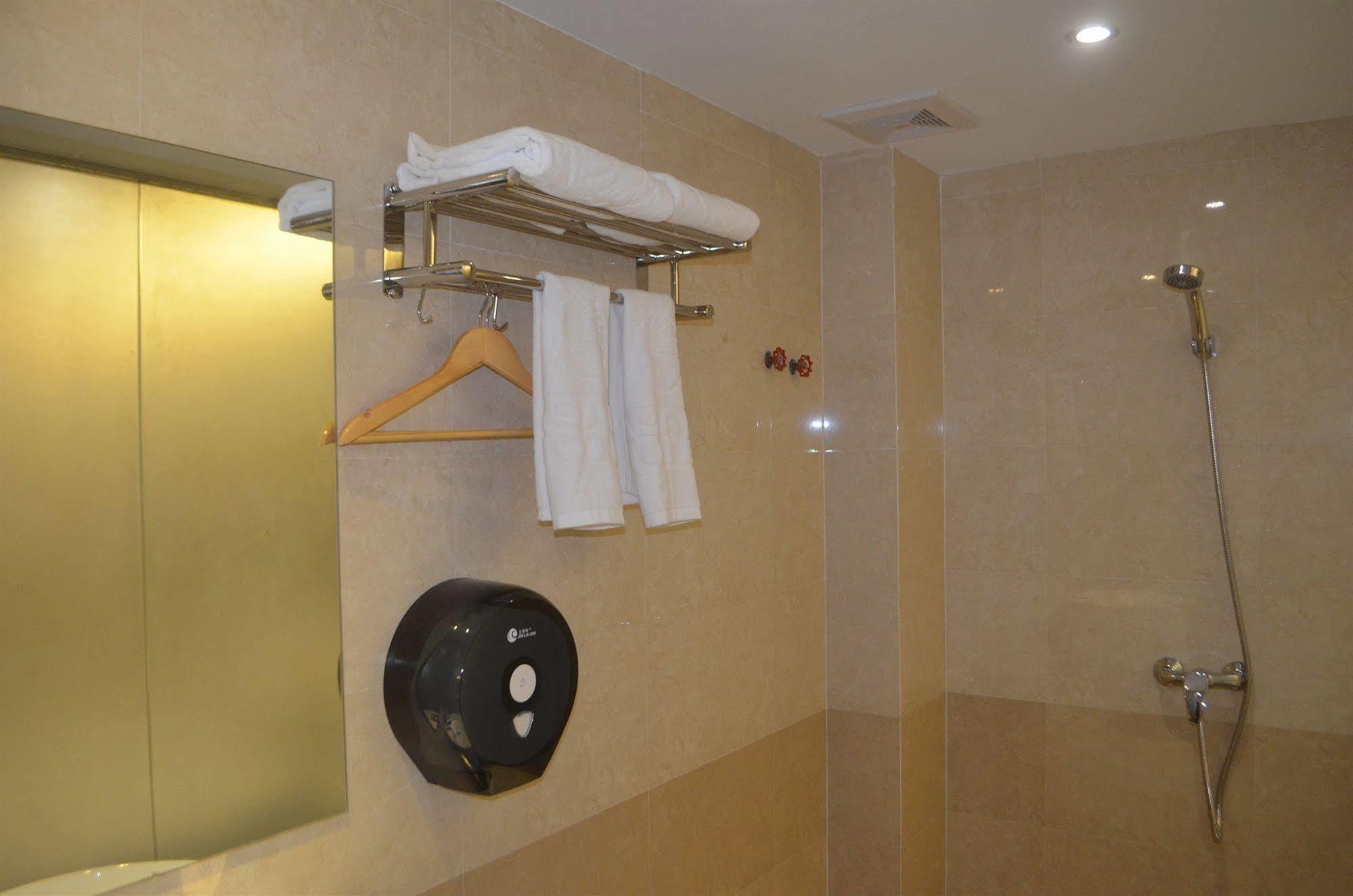 Good Luck Hotel Rangoon Buitenkant foto