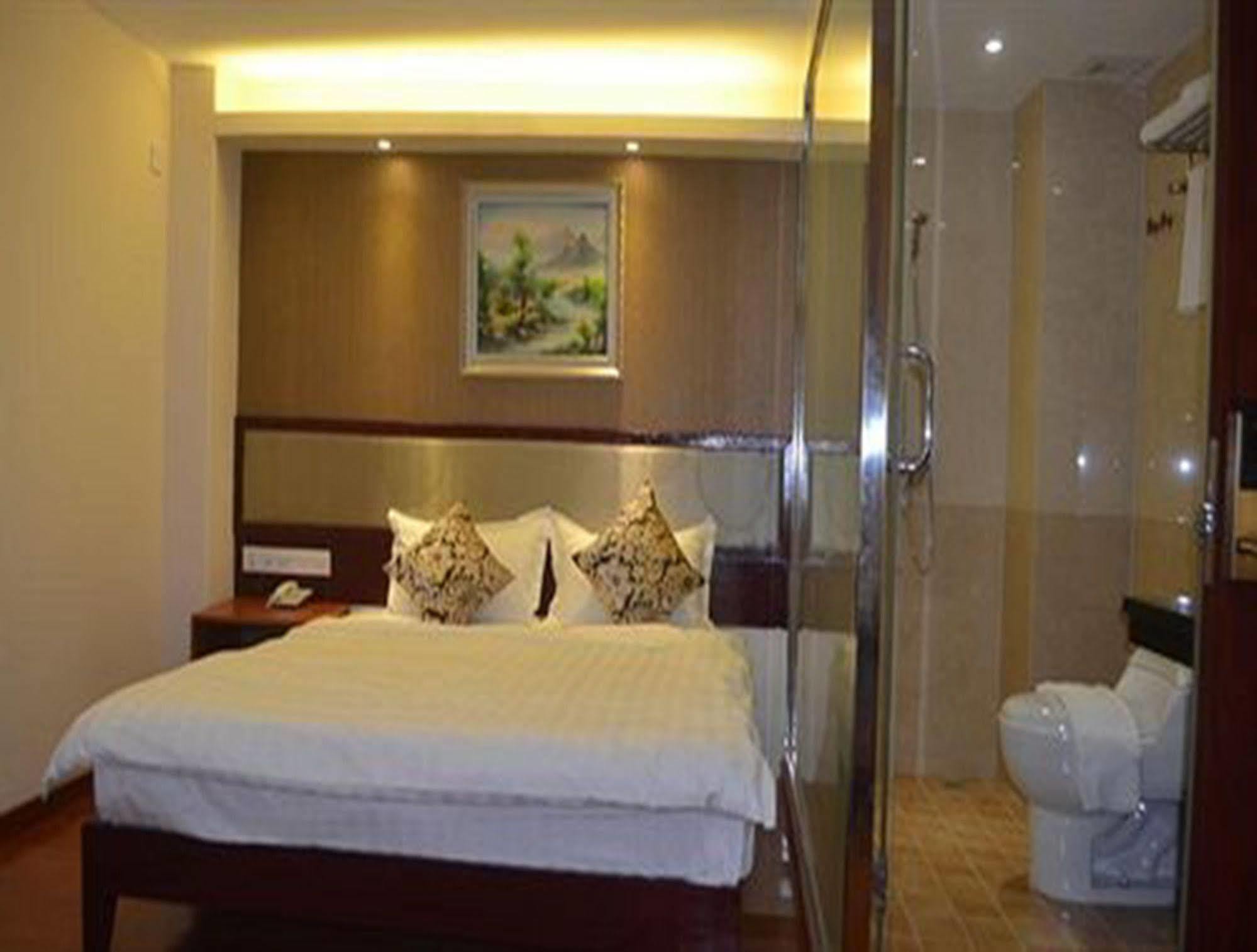 Good Luck Hotel Rangoon Buitenkant foto