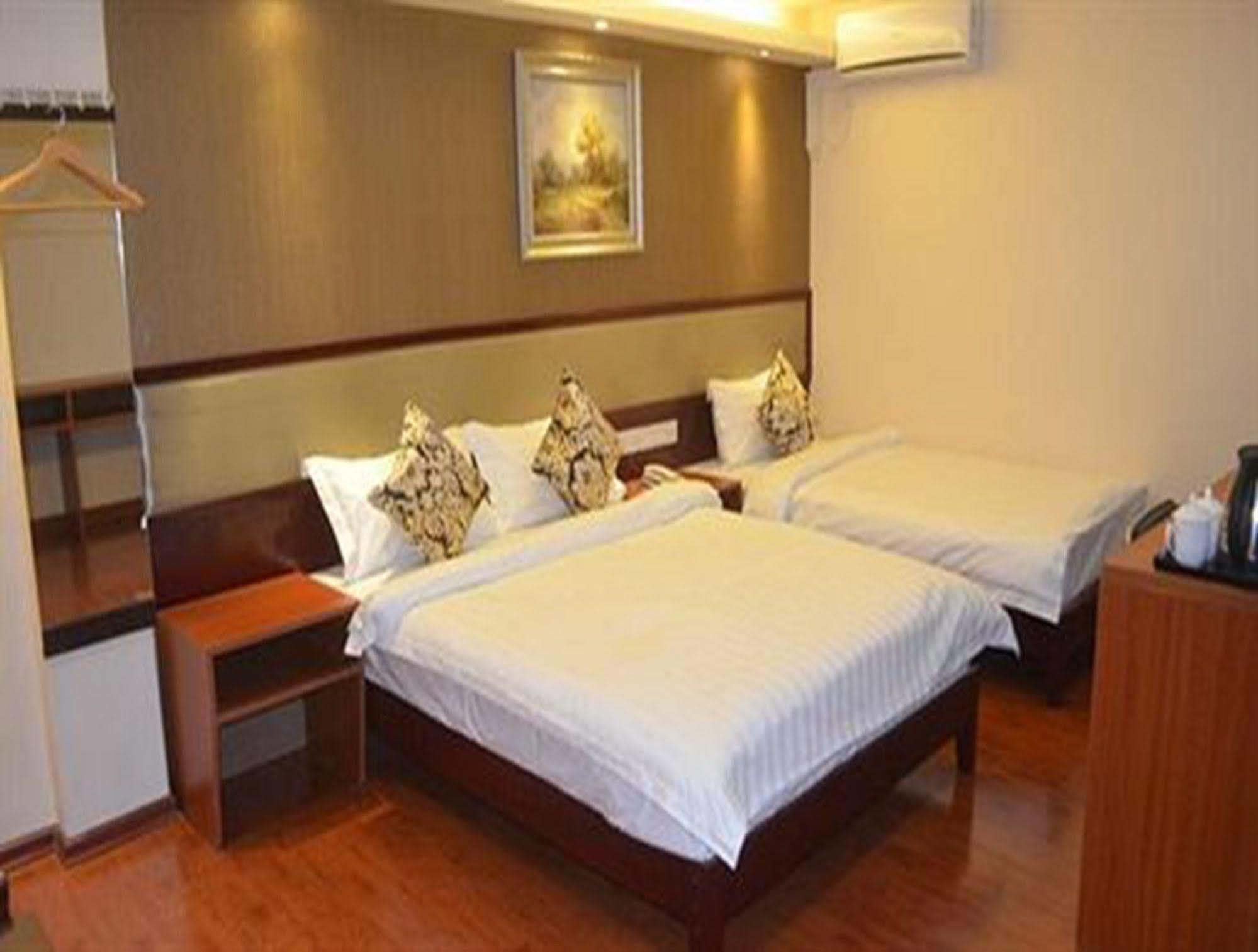 Good Luck Hotel Rangoon Buitenkant foto