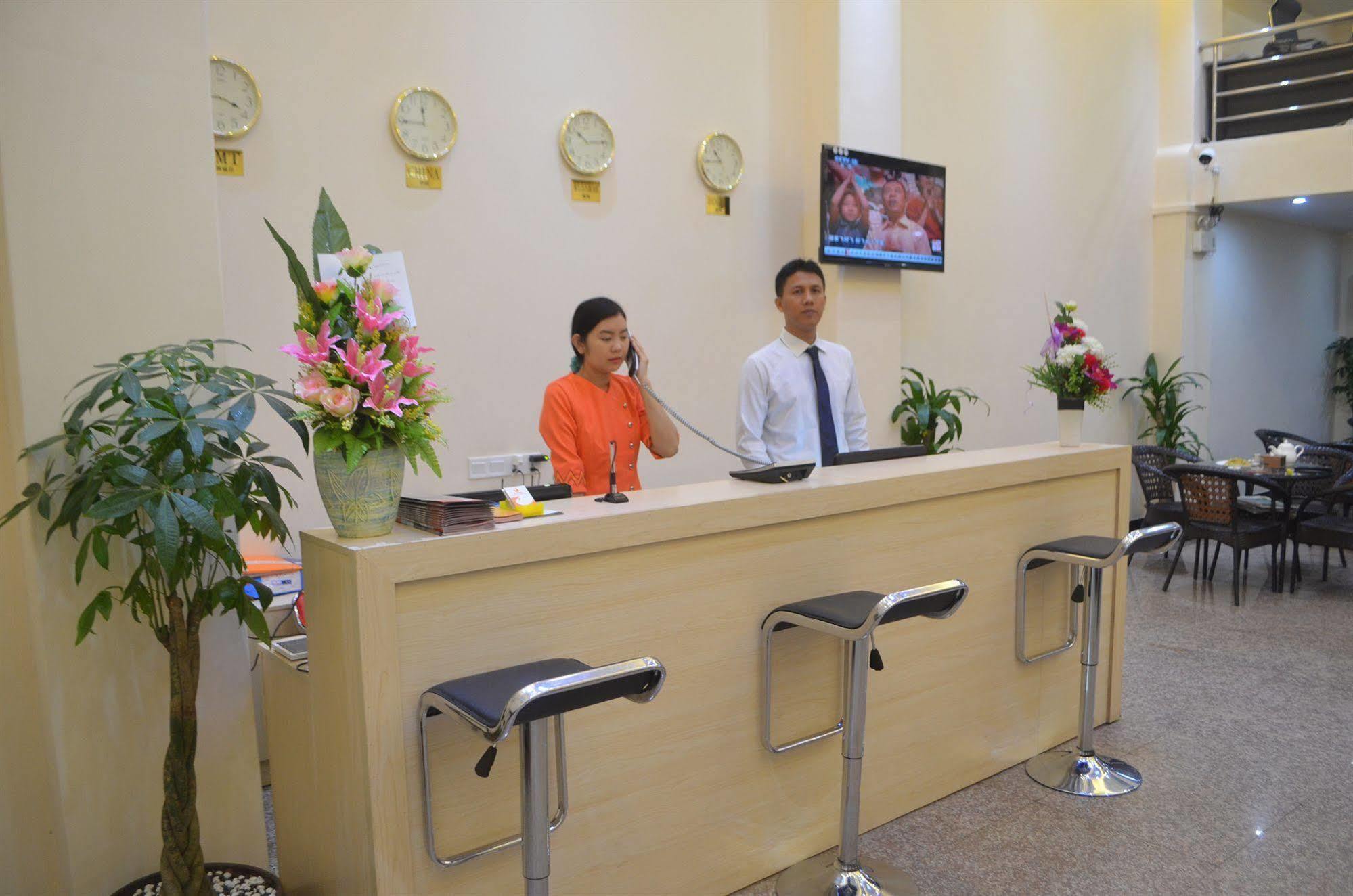 Good Luck Hotel Rangoon Buitenkant foto